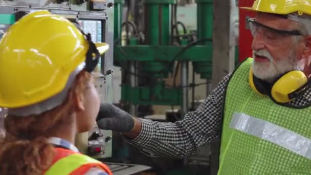 Grupa pracowników fabryki korzystających ze sprzętu maszynowego w warsztacie fabrycznym — Wideo stockowe