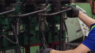 Fabrika atölyesinde makine kullanan akıllı bir fabrika işçisi