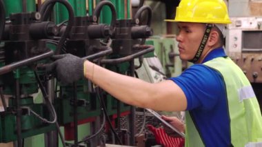 Fabrika atölyesinde makine kullanan akıllı bir fabrika işçisi