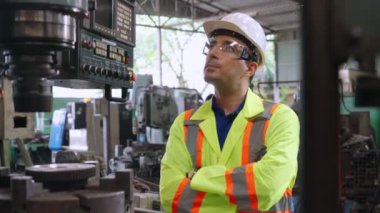 Fabrika atölyesinde makine kullanan akıllı bir fabrika işçisi