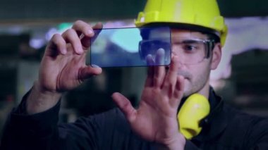 Fabrika işçisi, üretimi kontrol etmek için geleceğin holografik ekran cihazını kullanıyor
