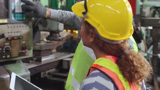 Grupo de trabajadores de la fábrica que utilizan equipos de máquinas en taller de fábrica — Vídeos de Stock