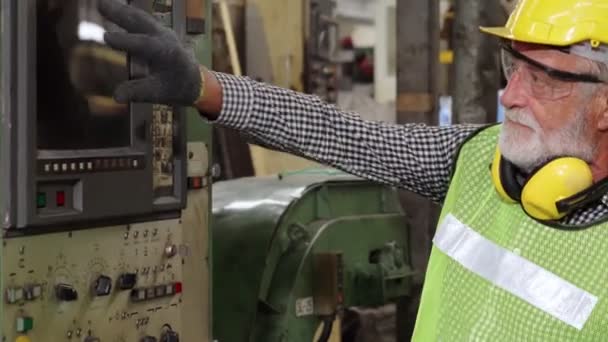 Trabajador principal de la fábrica enseña cómo utilizar el equipo de la máquina en el taller de fábrica — Vídeos de Stock