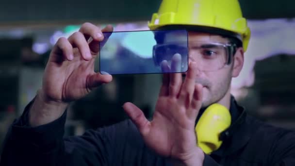 O trabalhador da fábrica usa o dispositivo holográfico futuro da tela para controlar a fabricação — Vídeo de Stock