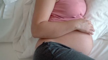 Mutlu hamile bir kadın ve evde bebek bekliyor..