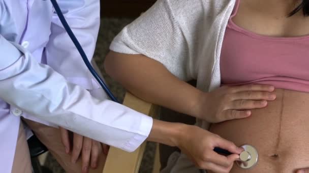 Donna incinta e ginecologo medico presso l'ospedale — Video Stock