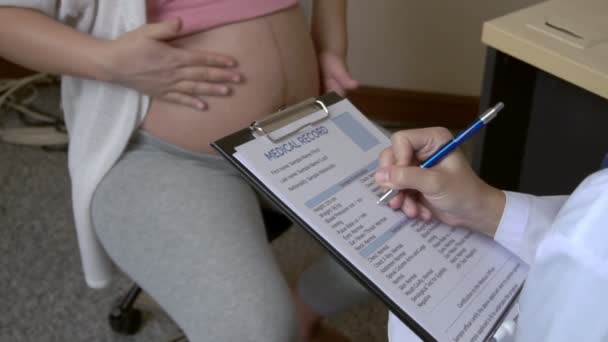 Těhotná žena a gynekolog lékař v nemocnici — Stock video