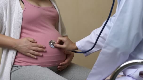 Gravid kvinna och gynekolog doktor vid sjukhuset — Stockvideo