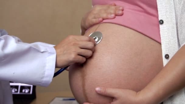 Pregnant Woman and Gynecologist Doctor at Hospital — Stock Video