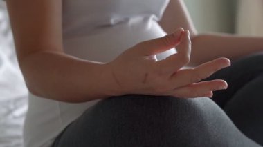 Mutlu hamile bir kadın ve evde bebek bekliyor..