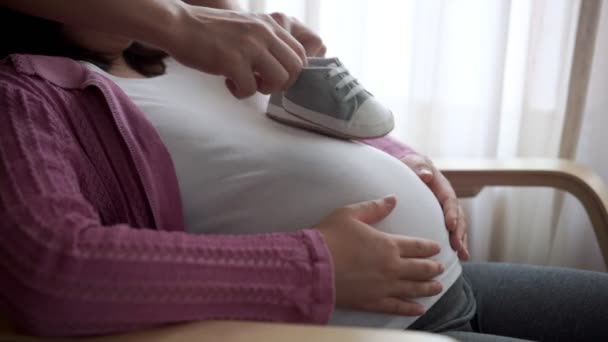 Embarazada pareja siente amor y relajarse en casa. — Vídeo de stock