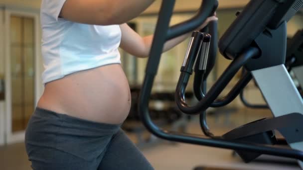 Exercice actif pour femme enceinte dans un centre de fitness. — Video