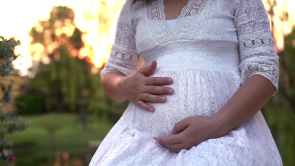 Беременная женщина чувствует себя счастливой в саду дома. — стоковое видео