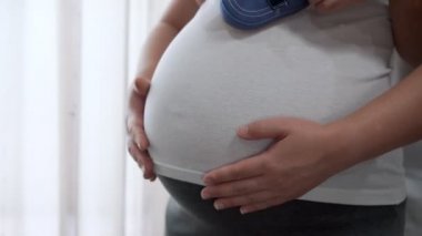 Hamile çift aşkı hisseder ve evde dinlenir..