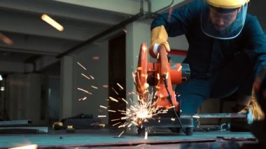 Profesyonel tamirci çelik metali kesiyor..