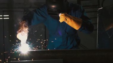 Yay kaynak makinesiyle çalışan metal kaynakçı