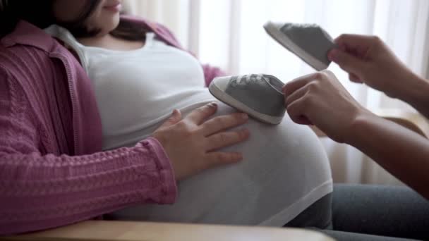 Těhotné páry cítí lásku a relaxovat doma. — Stock video