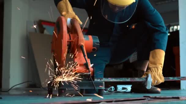 Meccanico professionista sta tagliando il metallo d'acciaio. — Video Stock