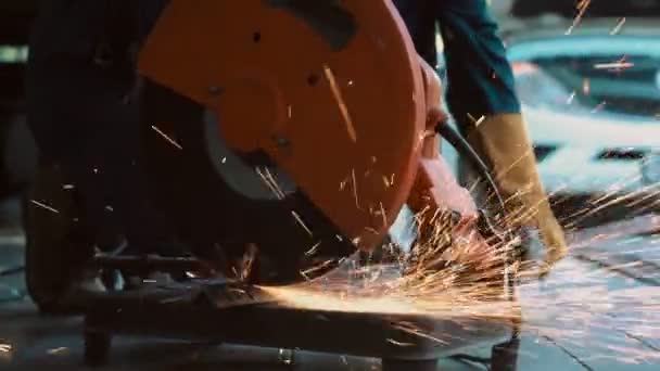 Meccanico professionista sta tagliando il metallo d'acciaio. — Video Stock