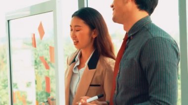 İş adamları proje planlama kurulunda çalışıyor