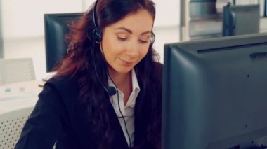 Ofiste çalışan kulaklık takan iş adamları.