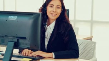 Ofiste çalışan kulaklık takan iş adamları.