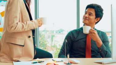 İki iş adamı ofiste proje stratejisi hakkında konuşuyor