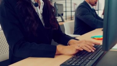 Ofiste çalışan kulaklık takan iş adamları.