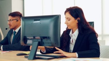 Ofiste çalışan kulaklık takan iş adamları.