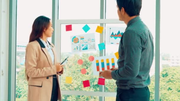 Business people work on project planning board — Stock video