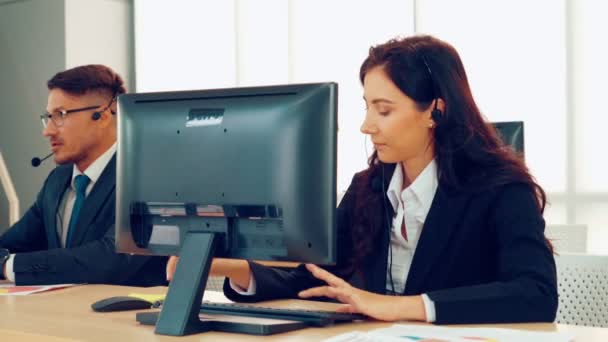 Uomini d'affari che indossano cuffie che lavorano in ufficio — Video Stock