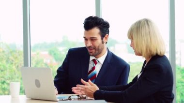 İki iş adamı ofiste proje stratejisi hakkında konuşuyor