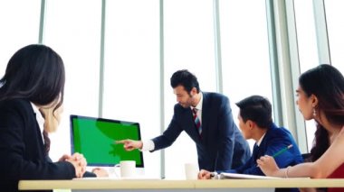 Konferans odasında yeşil ekranlı iş adamları