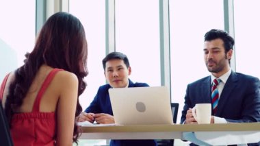 Yöneticiyle iş görüşmesinde iş arayan