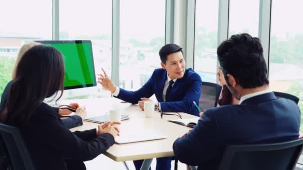 Gente de negocios en la sala de conferencias con pantalla verde — Vídeos de Stock