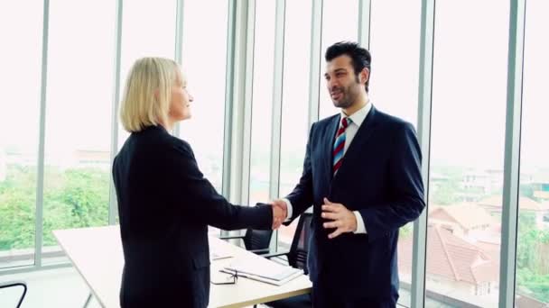 Деловые люди пожимают друг другу руки в офисе — стоковое видео