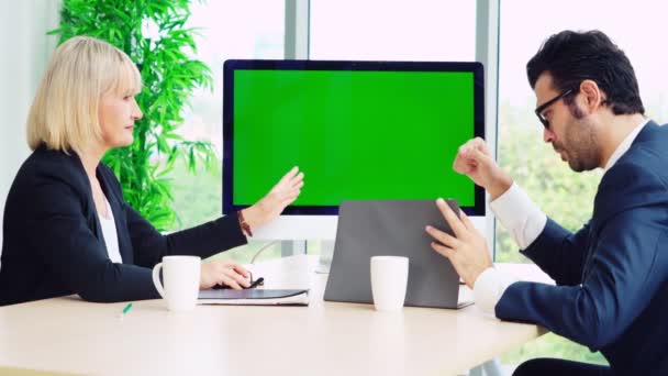 Geschäftsleute im Konferenzraum mit grünem Bildschirm — Stockvideo