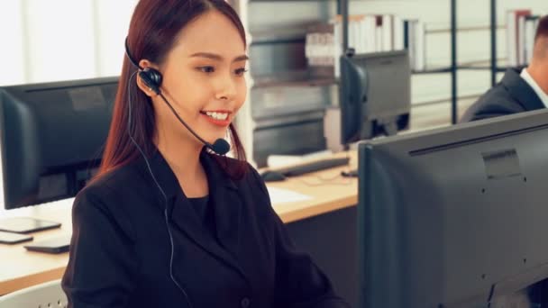 Gente de negocios con auriculares trabajando en la oficina — Vídeo de stock