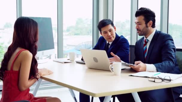 Buscador de empleo en la entrevista de trabajo reunión con el gerente — Vídeos de Stock