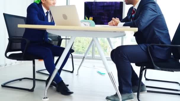 Двое бизнесменов обсуждают стратегию проекта в офисе — стоковое видео