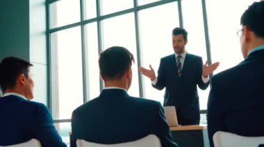 Bir grup iş adamı seminer konferansında toplanıyor.