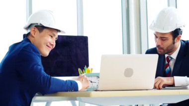 Mühendis ve mimar ofis masasında buluşuyor.