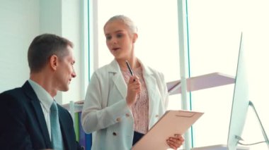 İki iş adamı ofiste proje stratejisi hakkında konuşuyor