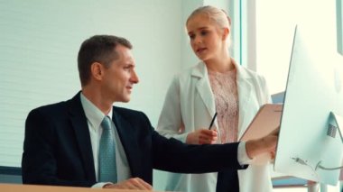 İki iş adamı ofiste proje stratejisi hakkında konuşuyor