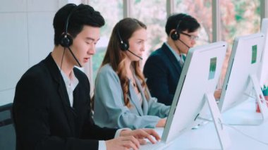 Ofiste çalışan kulaklık takan iş adamları.