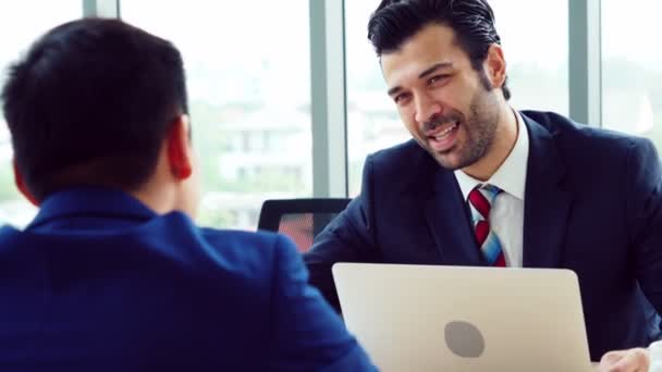 Buscador de empleo en la entrevista de trabajo reunión con el gerente — Vídeo de stock