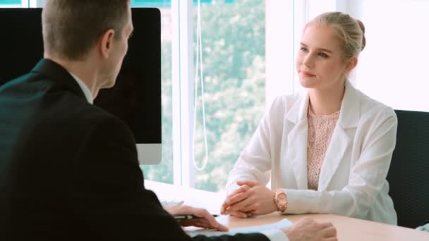 Buscador de empleo en la entrevista de trabajo reunión con el gerente — Vídeos de Stock