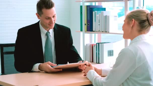 Pesquisador de emprego em entrevista de emprego reunião com gerente — Vídeo de Stock