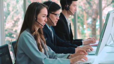 Ofiste çalışan kulaklık takan iş adamları.