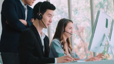 Ofiste çalışan kulaklık takan iş adamları.